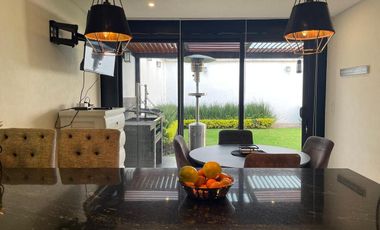 Impecable Casa en Venta en Calle Cerrada con Vigilancia