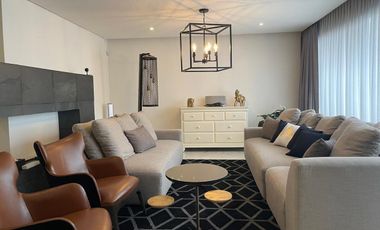 Impecable Casa en Venta en Calle Cerrada con Vigilancia