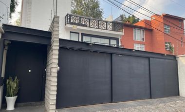 Impecable Casa en Venta en Calle Cerrada con Vigilancia