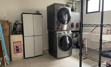 Impecable Casa en Venta en Calle Cerrada con Vigilancia