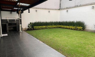 Impecable Casa en Venta en Calle Cerrada con Vigilancia