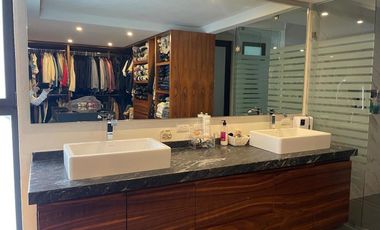 Impecable Casa en Venta en Calle Cerrada con Vigilancia