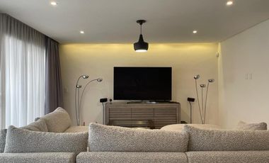 Impecable Casa en Venta en Calle Cerrada con Vigilancia