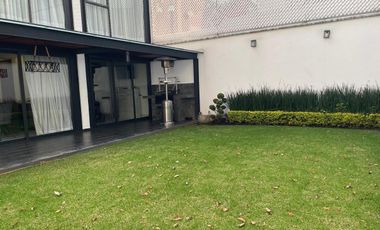 Impecable Casa en Venta en Calle Cerrada con Vigilancia