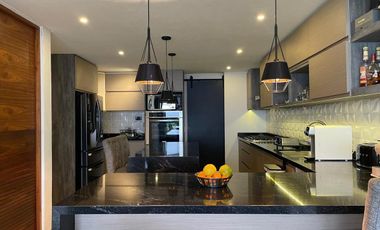 Impecable Casa en Venta en Calle Cerrada con Vigilancia