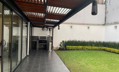 Impecable Casa en Venta en Calle Cerrada con Vigilancia