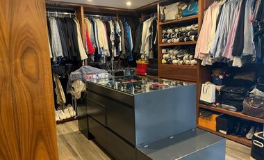 Impecable Casa en Venta en Calle Cerrada con Vigilancia