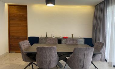 Impecable Casa en Venta en Calle Cerrada con Vigilancia