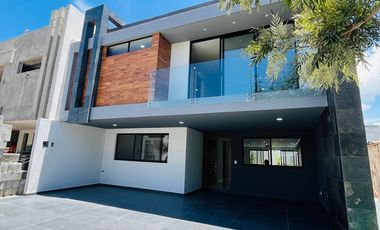 RESIDENCIA EN VENTA CON REC. EN PB Y ACABADOS DE LUJO EN LOMAS DE ANGELOPOLIS