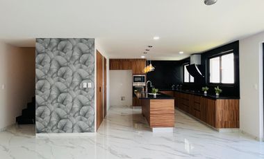 RESIDENCIA EN VENTA CON REC. EN PB Y ACABADOS DE LUJO EN LOMAS DE ANGELOPOLIS