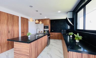 RESIDENCIA EN VENTA CON REC. EN PB Y ACABADOS DE LUJO EN LOMAS DE ANGELOPOLIS