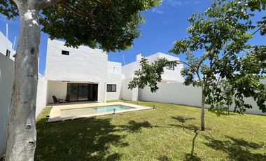 Casa con piscina y amplio jardin, en Botánico Privada Residencial, Conkal.