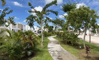 Casa con piscina y amplio jardin, en Botánico Privada Residencial, Conkal.