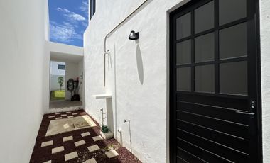 Casa con piscina y amplio jardin, en Botánico Privada Residencial, Conkal.