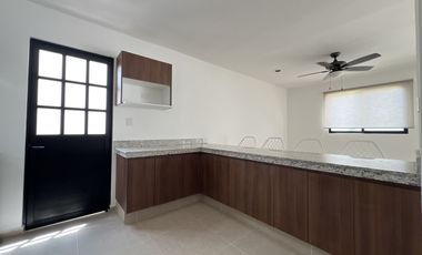 Casa con piscina y amplio jardin, en Botánico Privada Residencial, Conkal.