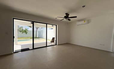 Casa con piscina y amplio jardin, en Botánico Privada Residencial, Conkal.