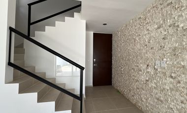 Casa con piscina y amplio jardin, en Botánico Privada Residencial, Conkal.