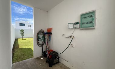 Casa con piscina y amplio jardin, en Botánico Privada Residencial, Conkal.