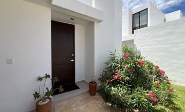Casa con piscina y amplio jardin, en Botánico Privada Residencial, Conkal.