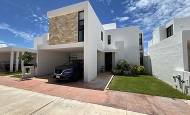 Casa con piscina y amplio jardin, en Botánico Privada Residencial, Conkal.