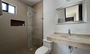 Casa con piscina y amplio jardin, en Botánico Privada Residencial, Conkal.