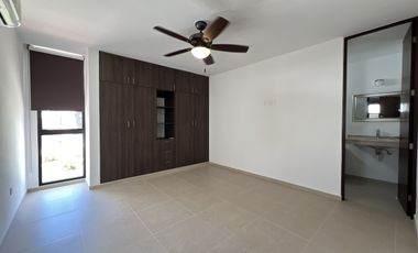 Casa con piscina y amplio jardin, en Botánico Privada Residencial, Conkal.