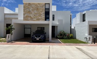 Casa con piscina y amplio jardin, en Botánico Privada Residencial, Conkal.
