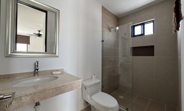 Casa con piscina y amplio jardin, en Botánico Privada Residencial, Conkal.