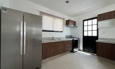 Casa con piscina y amplio jardin, en Botánico Privada Residencial, Conkal.