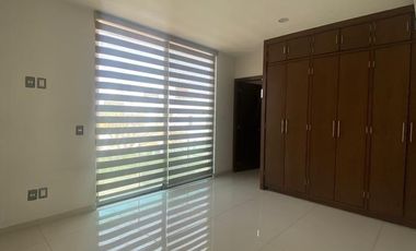 Casa en renta en  La cima de Zapopan en esquina.