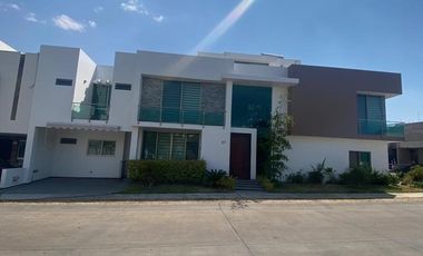 Casa en renta en  La cima de Zapopan en esquina.