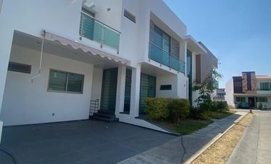 Casa en renta en  La cima de Zapopan en esquina.