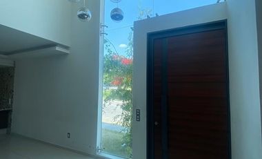 Casa en renta en  La cima de Zapopan en esquina.