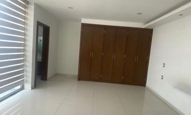 Casa en renta en  La cima de Zapopan en esquina.