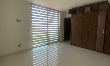 Casa en renta en  La cima de Zapopan en esquina.