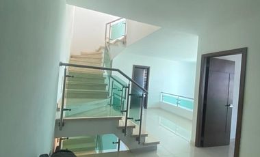 Casa en renta en  La cima de Zapopan en esquina.