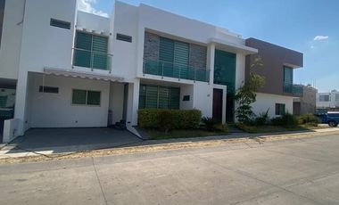 Casa en renta en  La cima de Zapopan en esquina.