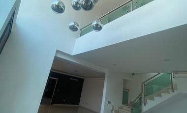 Casa en renta en  La cima de Zapopan en esquina.