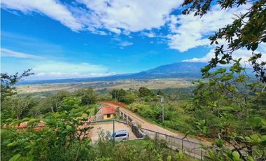 ALQUILO/ VENDO CASA CON VISTA Y 3000M2 BOQUETE