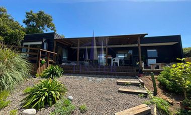 Parcela con 2 Casas y Vista Despejada en Campo Mar IV