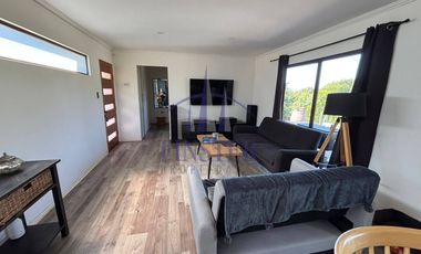 Parcela con 2 Casas y Vista Despejada en Campo Mar IV