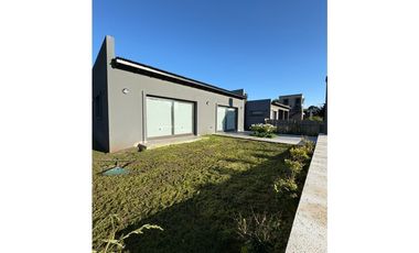 VENTA CASA MAR CHIQUITA A ESTRENAR