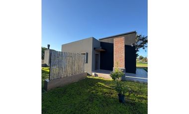 VENTA CASA MAR CHIQUITA A ESTRENAR