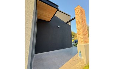 VENTA CASA MAR CHIQUITA A ESTRENAR