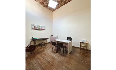 Venta Gran propiedad con 6 oficinas y patio calle España