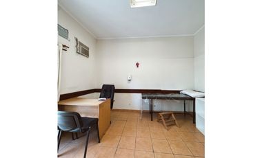 Venta Gran propiedad con 6 oficinas y patio calle España