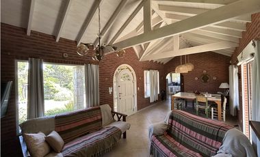 HERMOSA CASA EN ALTURA SOBRE PRINCIPAL AV. PINZÓN