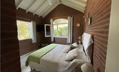 HERMOSA CASA EN ALTURA SOBRE PRINCIPAL AV. PINZÓN