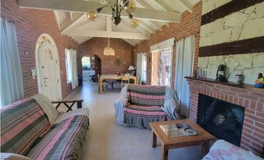 HERMOSA CASA EN ALTURA SOBRE PRINCIPAL AV. PINZÓN