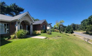 HERMOSA CASA EN ALTURA SOBRE PRINCIPAL AV. PINZÓN